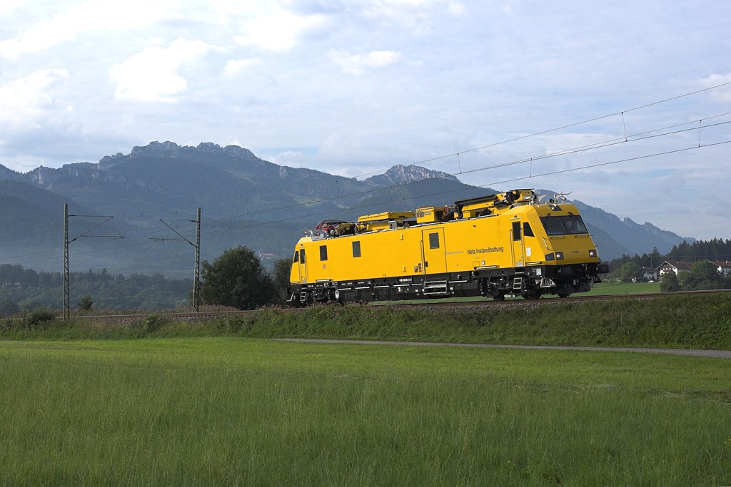 711 205 auf der Strecke Salzburg - Rosenheim bei Prien.