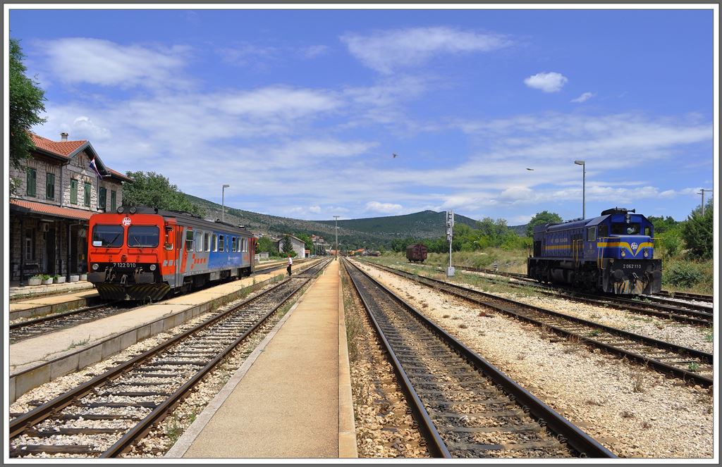 7122 010 und 2062 110 in Perković. (01.07.2013)
