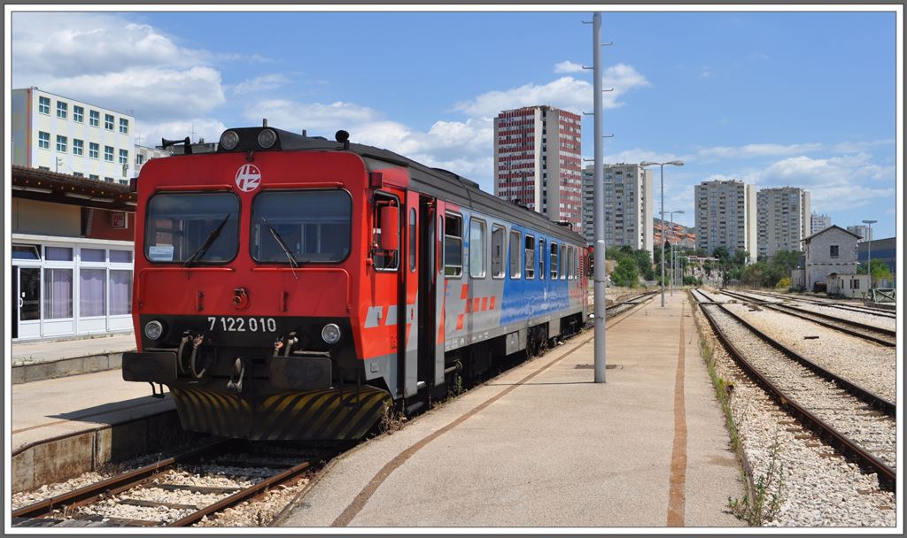 7122 010 im Endbahnhof ibenik. (01.07.2013)