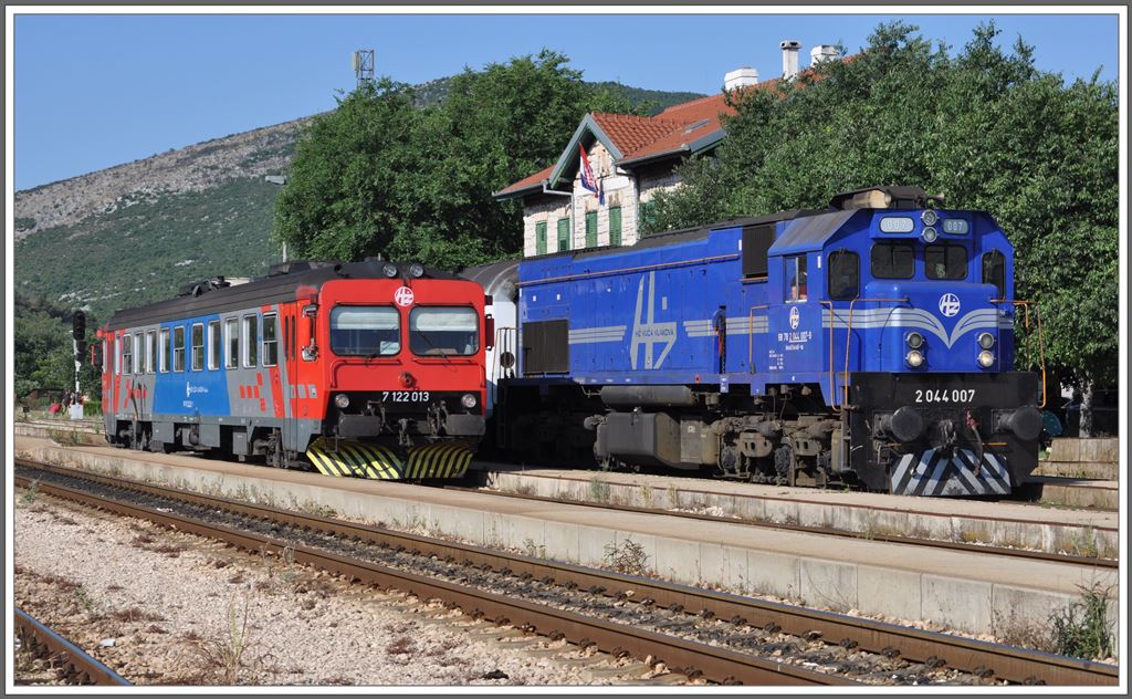7122 013 und 2044 007 in Perković. (02.07.2013)