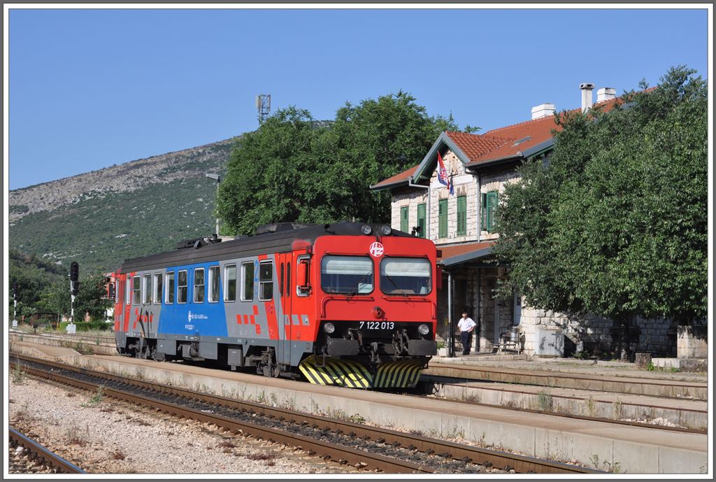 7122 013 ist in Perković eingetroffen und wird nach Ankunft des Regionalzuges aus Split weiter als R5803 nach Knin fahren. (02.07.2013)