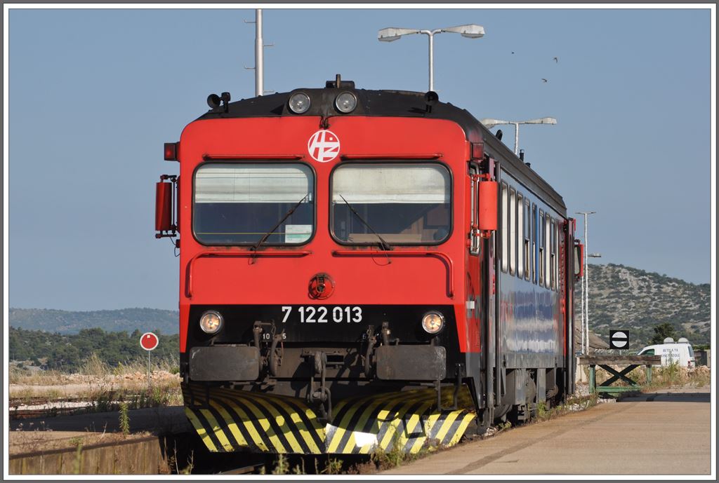 7122 013 wartet in ibenik auf die Abfahrt nach Perković. (02.07.2013)