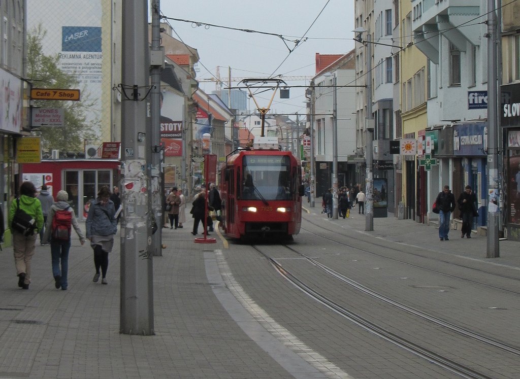 7125 in der Innenstadt von Bratislava als Linie 8 am 7.4.2012.