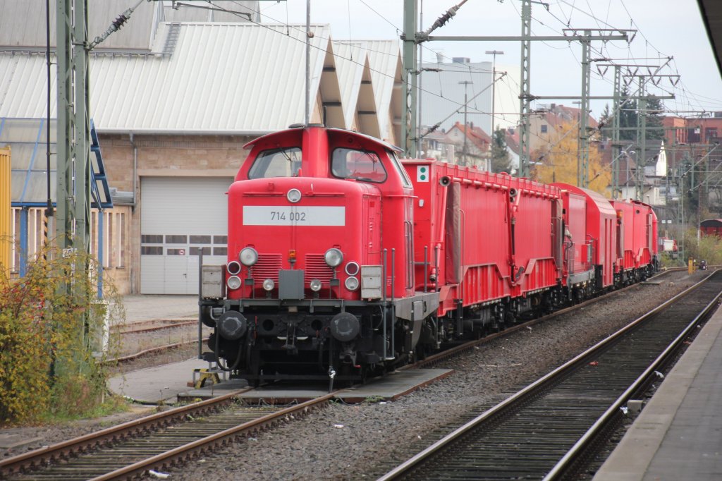 714 002 vor dem Netz-Notfalltechnikzug am 09.11.2012 in Fulda.