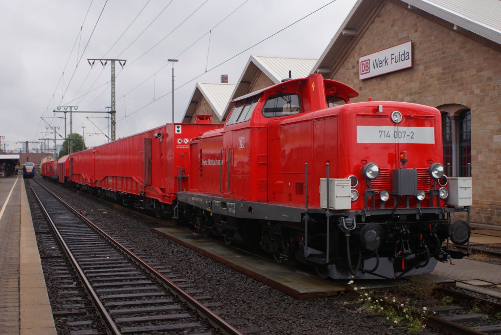 714 007-2 + 714 009-9 mit einem Tunnelrettungszug in Fulda am 06.08.2010