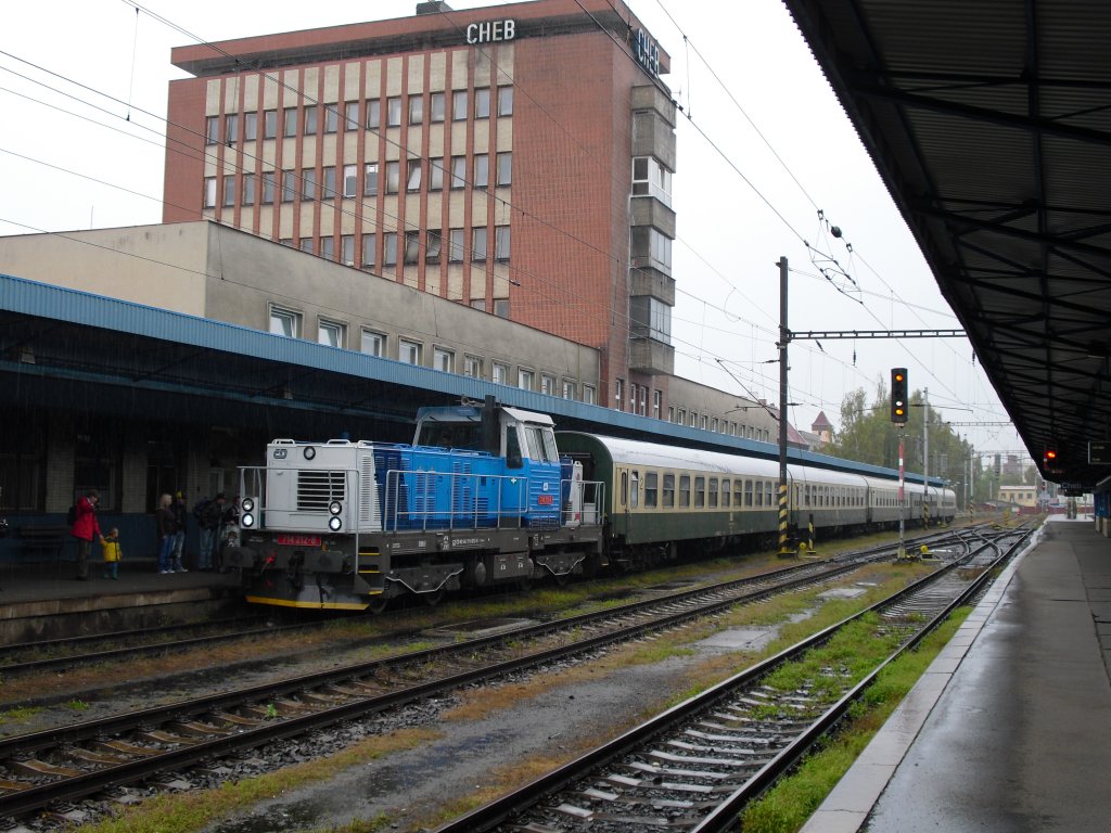 714 212-8 mit der neuen Lackierug, bringt am 25.09.10 die Waggons des Elstertal Express aus dem Bahnhof Cheb. 