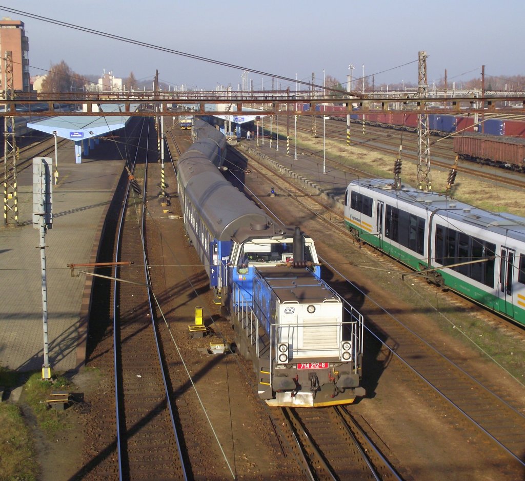 714 212-8 rangiert am 16. November 2011 eine Personenzug-Garnitur im Bahnhof Cheb.