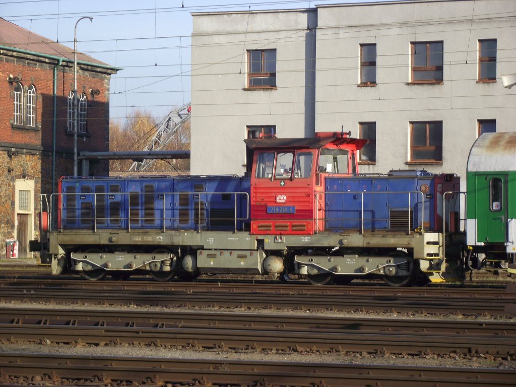 714 214-4 rangiert am 16. November 2011 einige Personenwagen im Bahnhof Cheb.