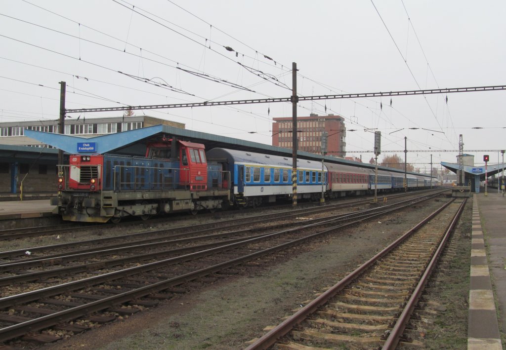 714 225-0 zieht am 18. November 2012 eine Schnellzug-Garnitur aus Cheb in Richtung Abstellgruppe heraus.