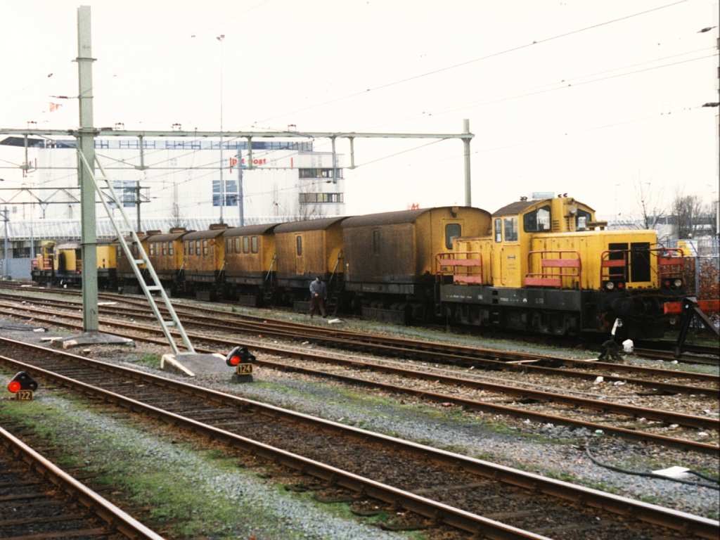 715 003-3 und 715 006-3 mit Schienenschleifzug der Schweizer Firma SPENO auf Bahnhof Leeuwarden (die Niederlande) am 13-2-1998. Bild und scan: Date Jan de Vries.