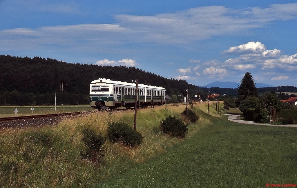 715 004 hat vor kurzem die slowenisch-terreichische Grenze passiert und wird gleich den Bahnhof Bleiburg erreichen (Juni 2001)