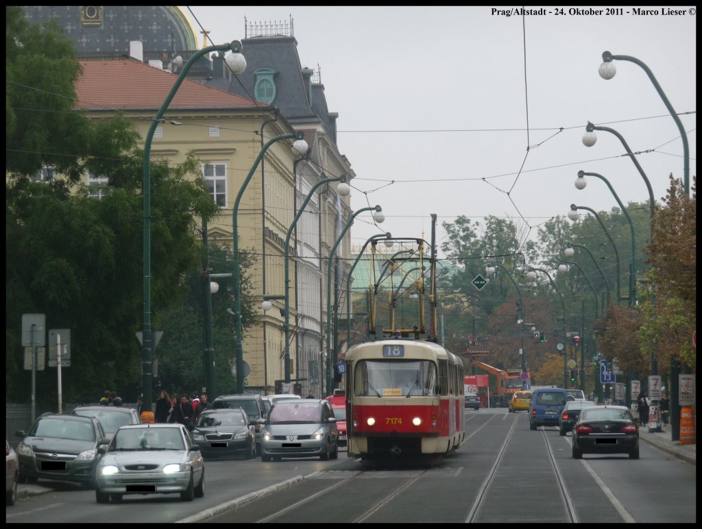 7174 fhrt durch die Prager Altstadt parallel zur Moldau auf der Smetanovo nbř. (24.10.2011)  
