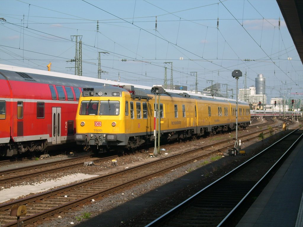 719 001 der DB Netzinstandhaltung steht am 24.09.2011 mit laufendem Motor in Nrnberg Hbf. 
