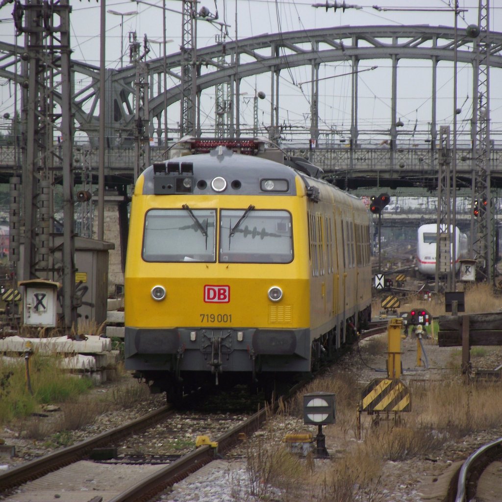 719 001 rangiert am 2. September 2011 im Gleisvorfeld des Mnchener Hauptbahnhofes.