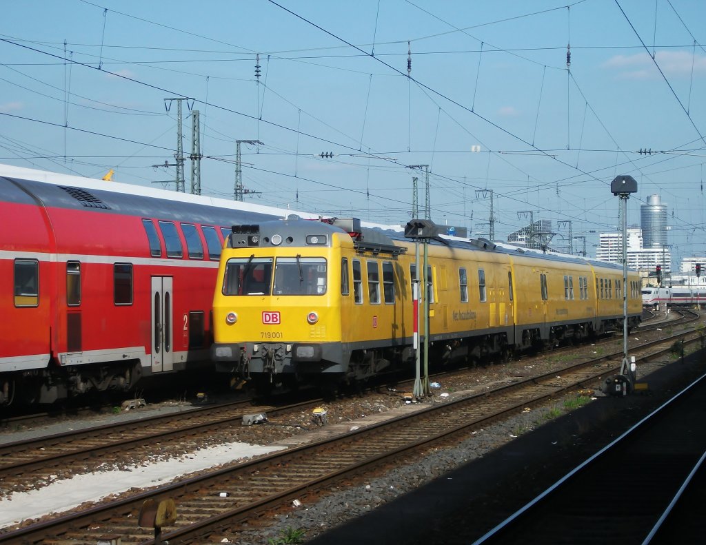 719 001 steht am 24.September 2011 am N�rnberger Hbf.