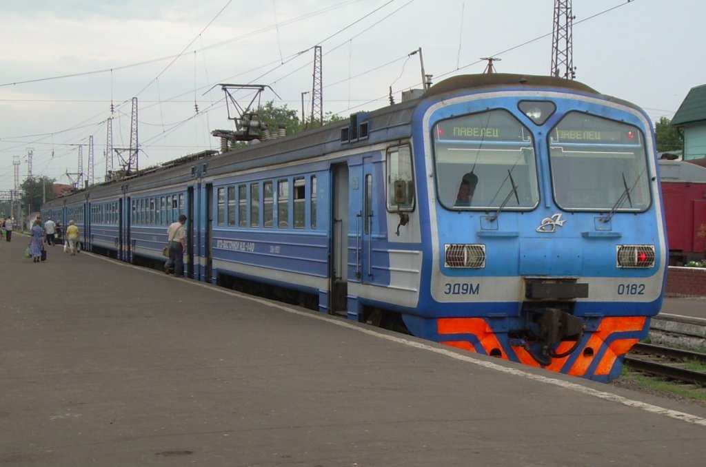 7/2009 Strecke Moskau - Tambow, wahrscheinlich Michurinsk Uralski. Nahverkehrszug (ED9M)nach Moskau Paweletzkaja. 