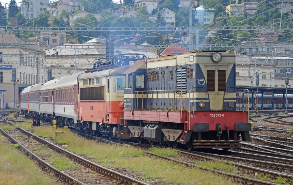 721 073-5 drckt Fernzug R 815 „Domica“ Bratislava hl. st. – Zvolen os. st. – Lučenec – Koice (mit 242 271-5 ČD) zum Bahnsteig 2 des Ausgangsbahnhofes; 10.08.2013 