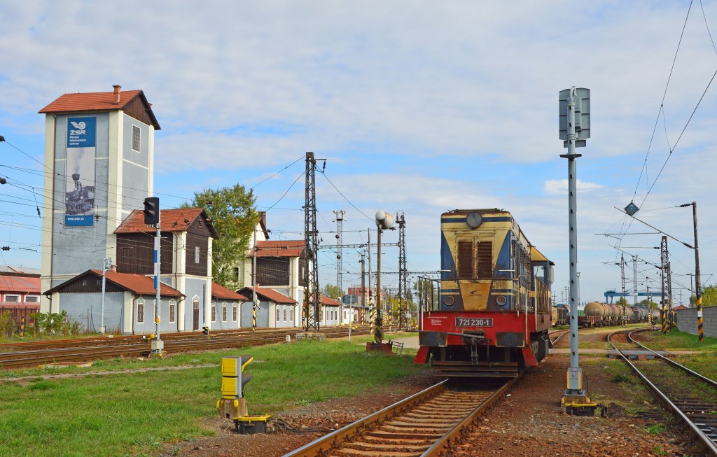 721 230-1 ZSSK-Cargo im Bereich des Gter- und Rangierbahnhofes Bratislava vchod/Preburg Ost, links die Denkmalgebude des Bahnmuseums „Rendez“; 13.10.2012 
