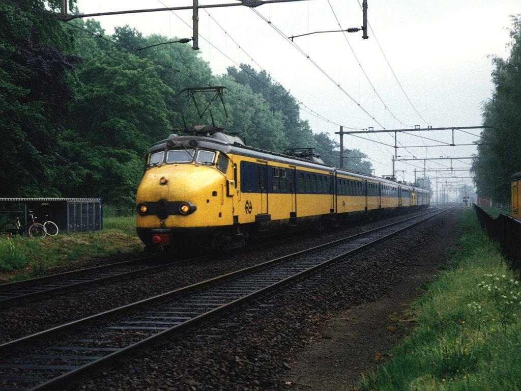 721 und 349 im Morgenlicht mit Regionalzug 3633 Zwolle-Roosendaal bei Wijhe am 19-5-1993. Bild und scan: Date Jan de Vries.