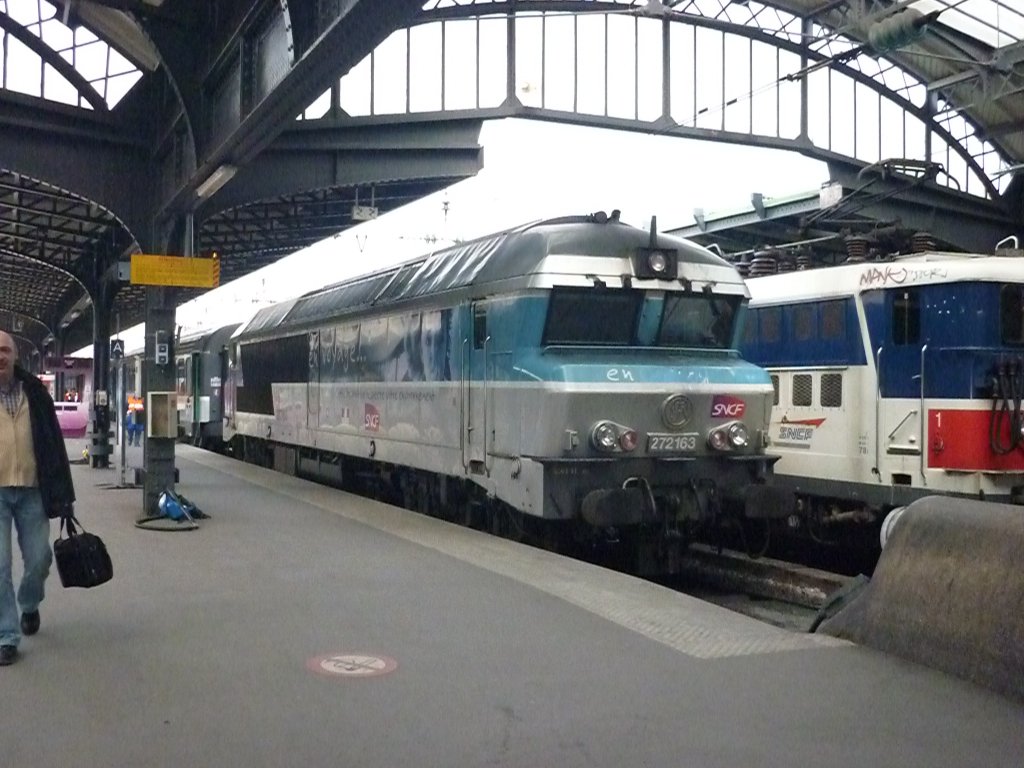 72163 wartet am späten Nachmittag im Pariser Bahnhof Gare de l´Est auf die Abfahrt des Zuges, um ins Dépôt zu fahren.