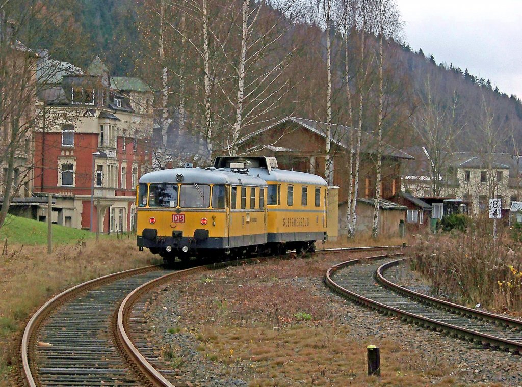 725 002 (Zugschluss) und 726 002 (Gleismesszug) als NbZ95696 in Klingenthal (Ausfahrt Richtung Graslitz), 18.11.09.
