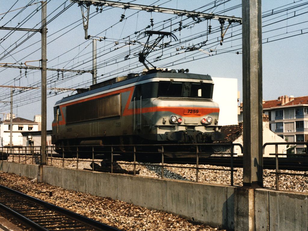 7259 auf Bahnhof Avignon am 7-6-1996. Bild und scan: Date Jan de Vries.