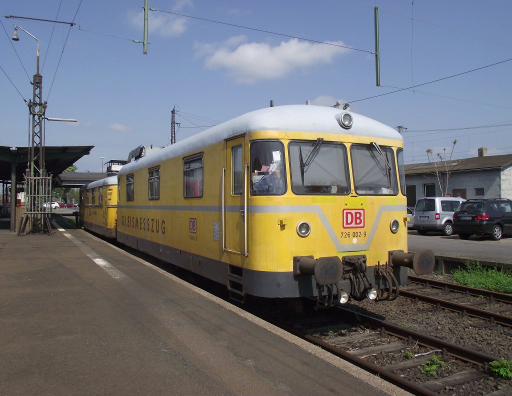 726 002-9 und 725 002-0 stehen am 01. Mai 2012 im Hanauer Hbf abgestellt.