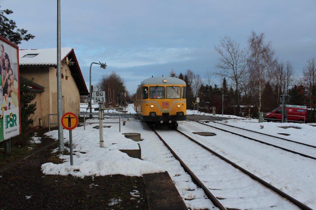 726 002-9 mit Beiwagen von DB Instandhaltung bei der Durchfahrt in Wittgensdorf Mitte.04.12.2012