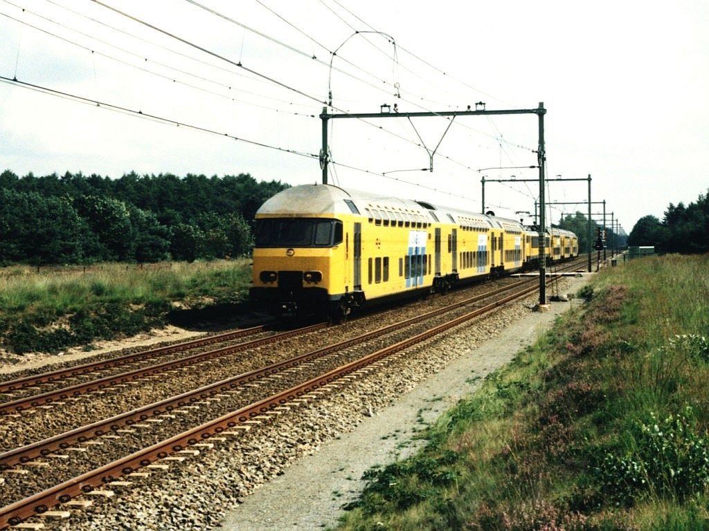 7300, 1704, 1746 und 7300 mit Sonderzug Nijmegen-Amsterdam CS whrend  de Uitmarkt . Bild entstant bei Ginkel am 25-8-1996. Bild und scan: Date Jan de Vries.