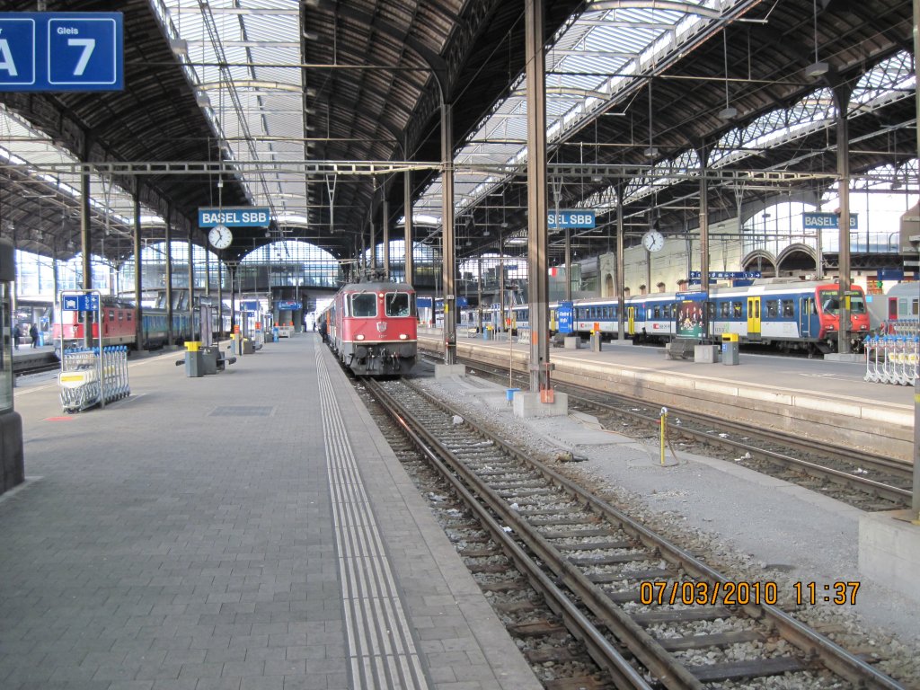 7.3.2010 in Basel SBB mit zwei Re 4/4 und einer NPZ 