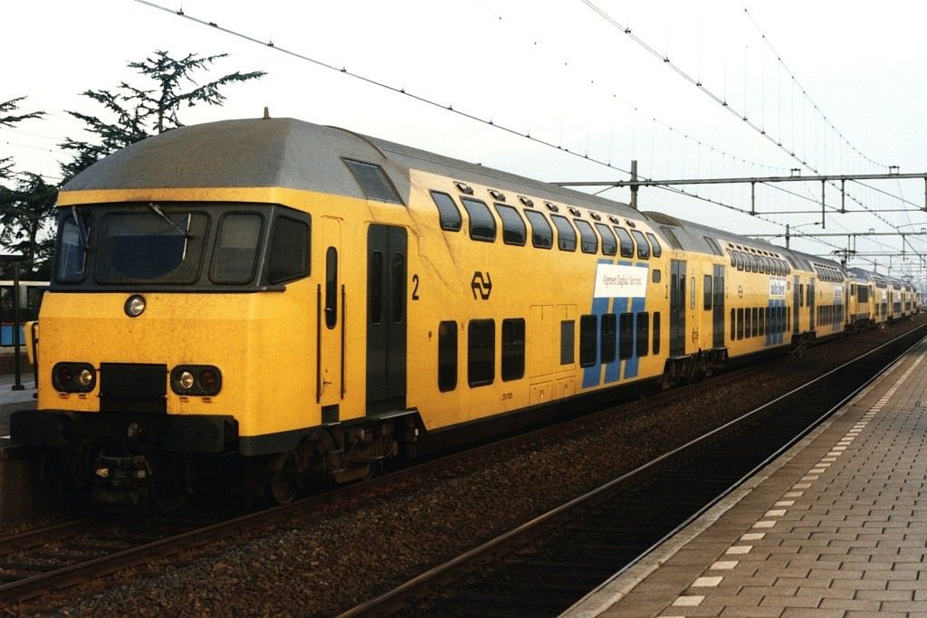 7329 (Doppelstocksteurerwagen, dreiteilig), 1763 (E-lok), 7463 (Doppelstocksteurerwagen, vierteilig) und 1714 (E-lok) mit Regionalzug 5431 Amsterdam CS-Breda auf Bahnhof Lage Zwaluwe am 8-10-1996. Bild und scan: Date Jan de Vries.