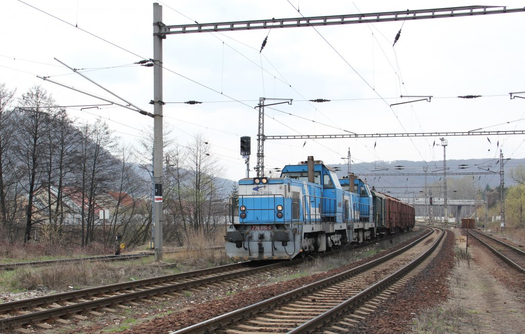 736 010-0 + 736 007-6 ∙ Cargo-Doppeltraktion mit einem Kurzzug zwischen Personen- und Gterbahnhof in Zvolen/Altsohl (Mittelslowakei); 07.04.2012 