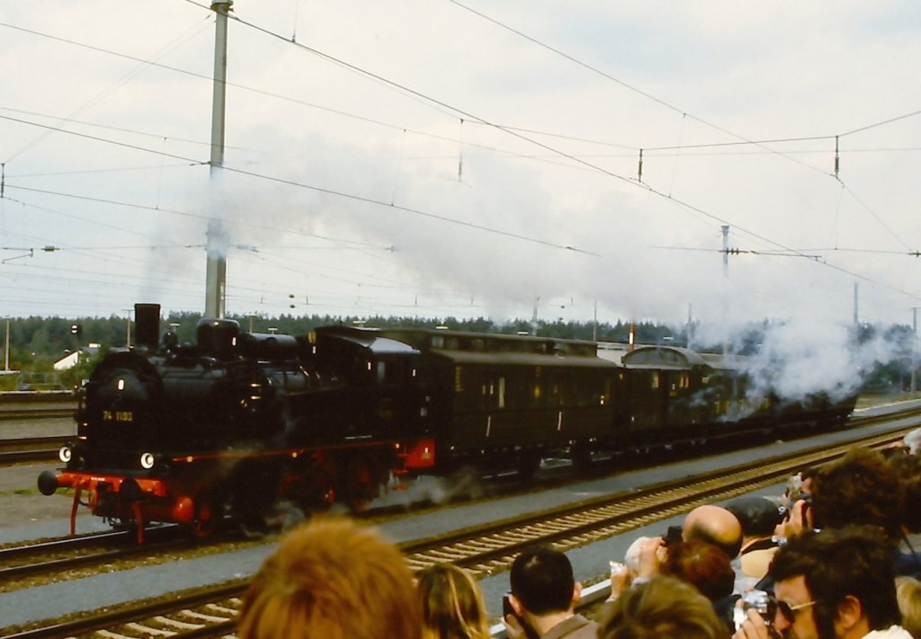 74 1192 mit preuischen Abteilwagen auf der Fahrzeugparade  Vom Adler bis in die Gegenwart , die im September 1985 an mehreren Wochenenden in Nrnberg-Langwasser zum 150jhrigen Jubilum der Eisenbahn in Deutschland stattgefunden hat.