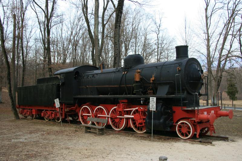 740 439 abgestellt vor einem Hotel in Fornace; 03.02.2012