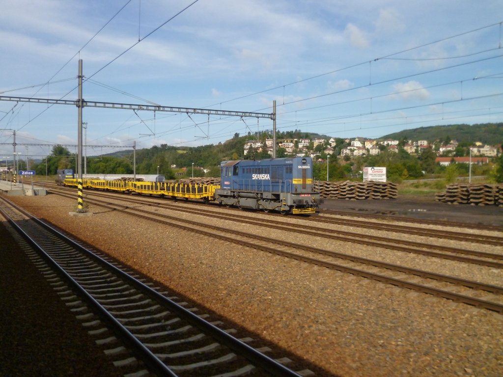 740 557-4 steht am 26.08.12 in Zdice. Am Ende ist 740 704-2. Foto machte ich aus dem Zug!