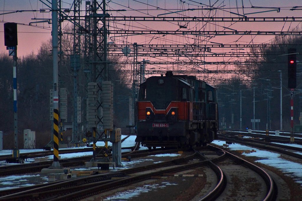 740 634 (Logistics) an der Spitze dieses Lokzuges, am Abend des 21.02.2013 kurz vor Breclav.