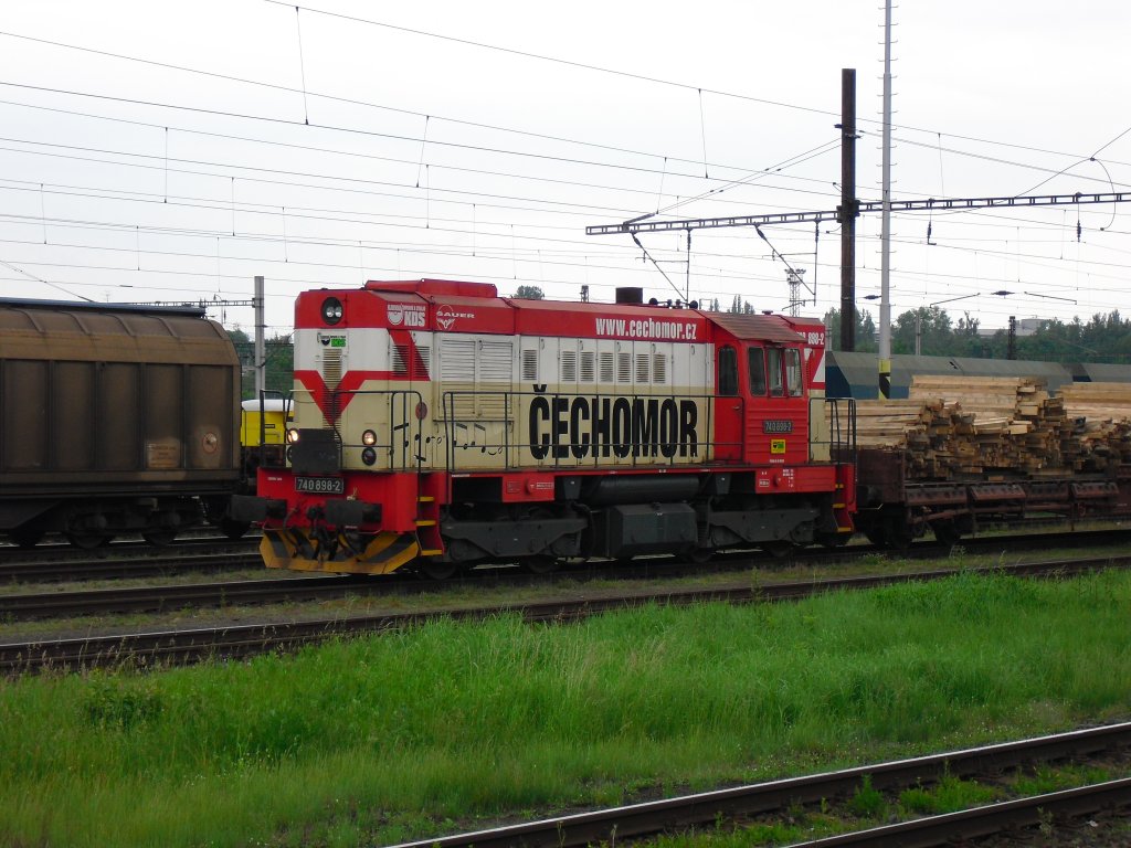 740 898-2 steht am 14.06.10 mit einem Holzzug in Cheb.