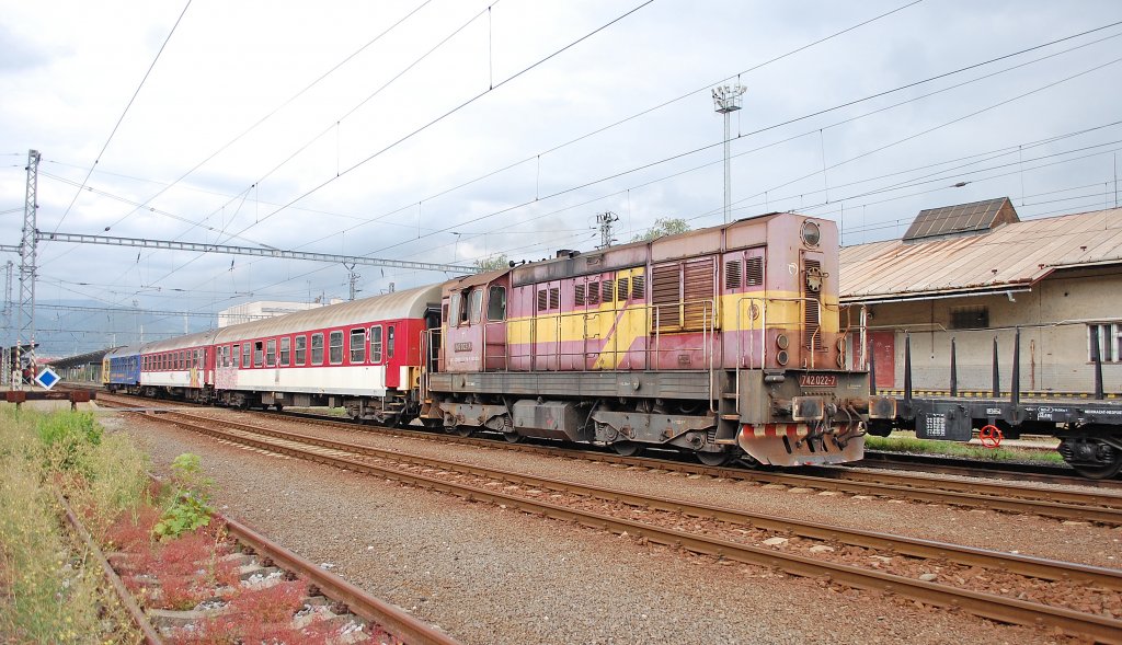 742 022-7 mit „Rest“ von Fernzug R 371 „Horehronec“ („Der Obergraner“), Břeclav/CZ – Koice, der  abfhrt samstags nach E-/Diesellokwechsel in Bansk Bystrica/Neusohl mit etwas leichter Garnitur (in der Mittelslowakei endet 2x Reisewagen Břeclav – Bratislava – Bansk Bystrica; 1x Schlafwagen Eger – Prag – Bansk Bystrica, tglich); 11.08.2012