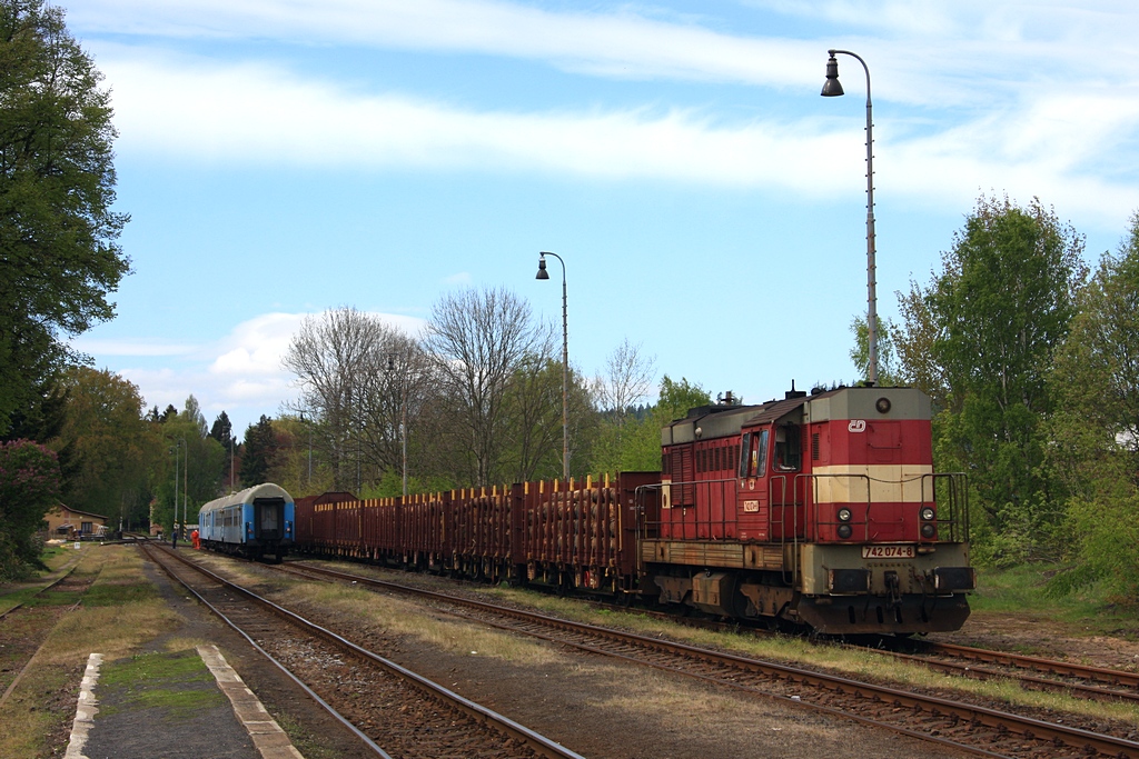 742 074 war am 08.05.2010 mit dem Hilfszug von Děčin nach luknov, an der tsch. KBS 083, gekommen. Grund war ein entgleister Laaps der ČDC, beladen mit Stammholz. Auf dem Bild wartet sie an der Wagengruppe um diese nach Abschlu der Arbeiten wieder zusammenzurangieren..