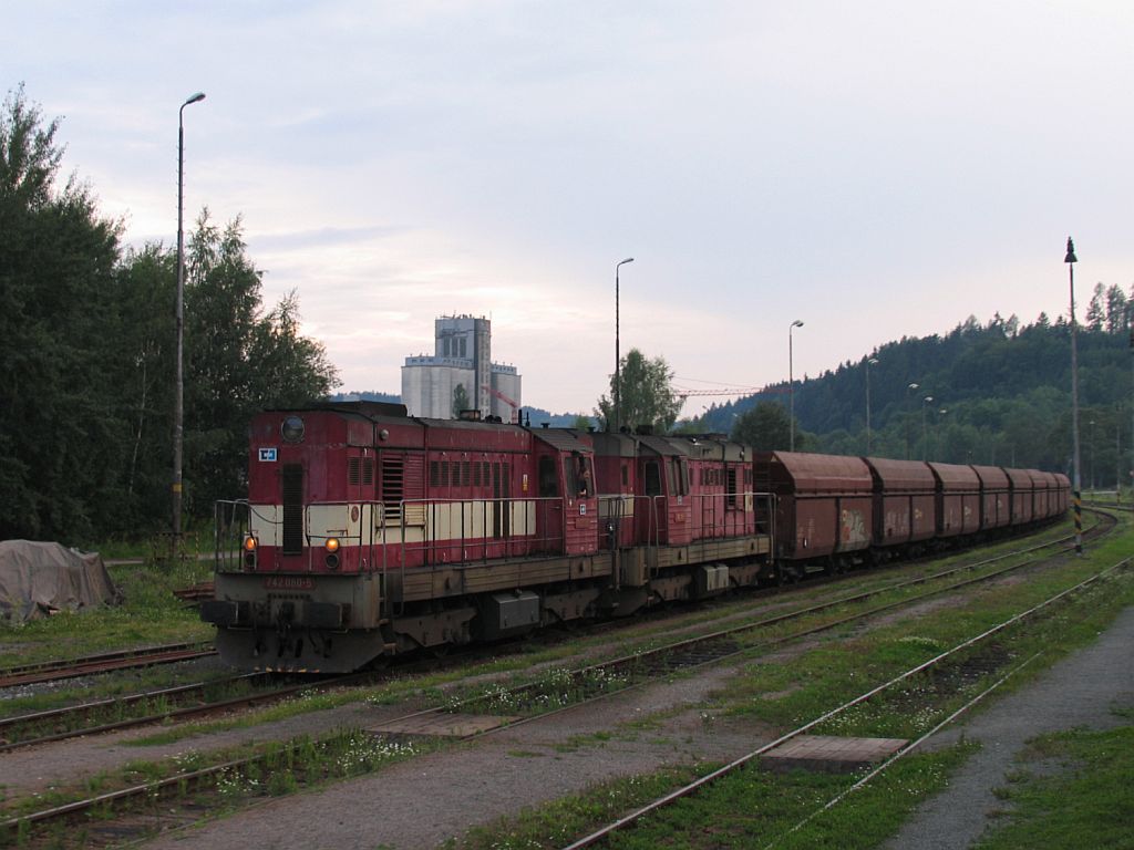 742 080-5 und 742 111-8 mit einem Gterzug auf Bahnhof Trutnov Střed am 5-8-2011.