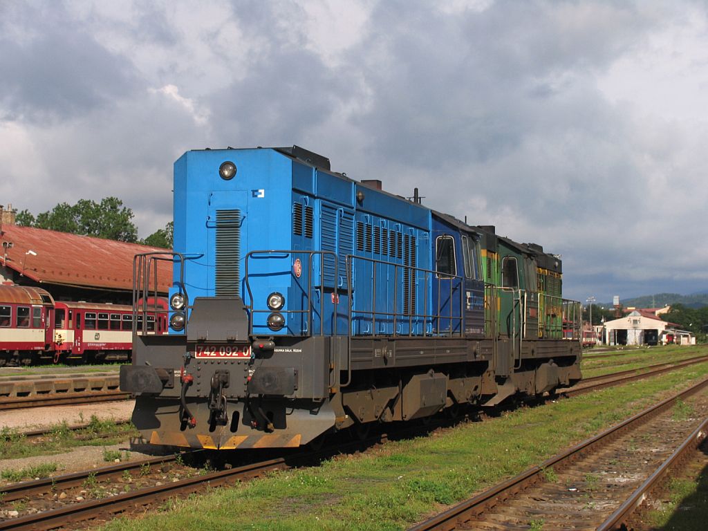 742 092-0 und 742 254-6 auf Bahnhof Trutnov Hlavn Ndra am 9-8-2011.