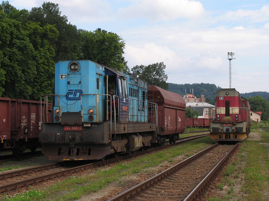 742 148-0 mit einem bergabegterzug von Trutnov Střed auf Bahnhof Trutnov Hlavn Ndra am 6-8-2011.