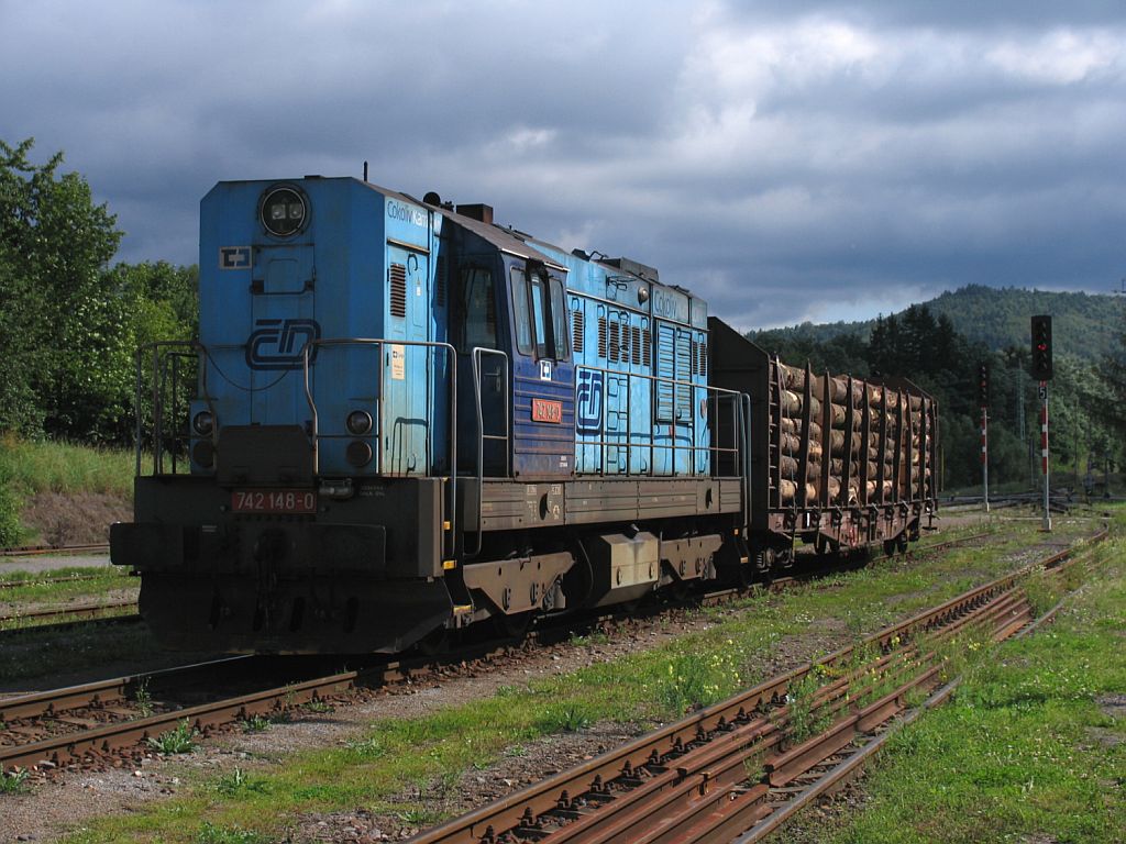 742 148-0 mit einem bergabegterzug in die Richtung Trutnov Hlavn Ndra auf Bahnhof Trutnov Střed am 9-8-2011.
