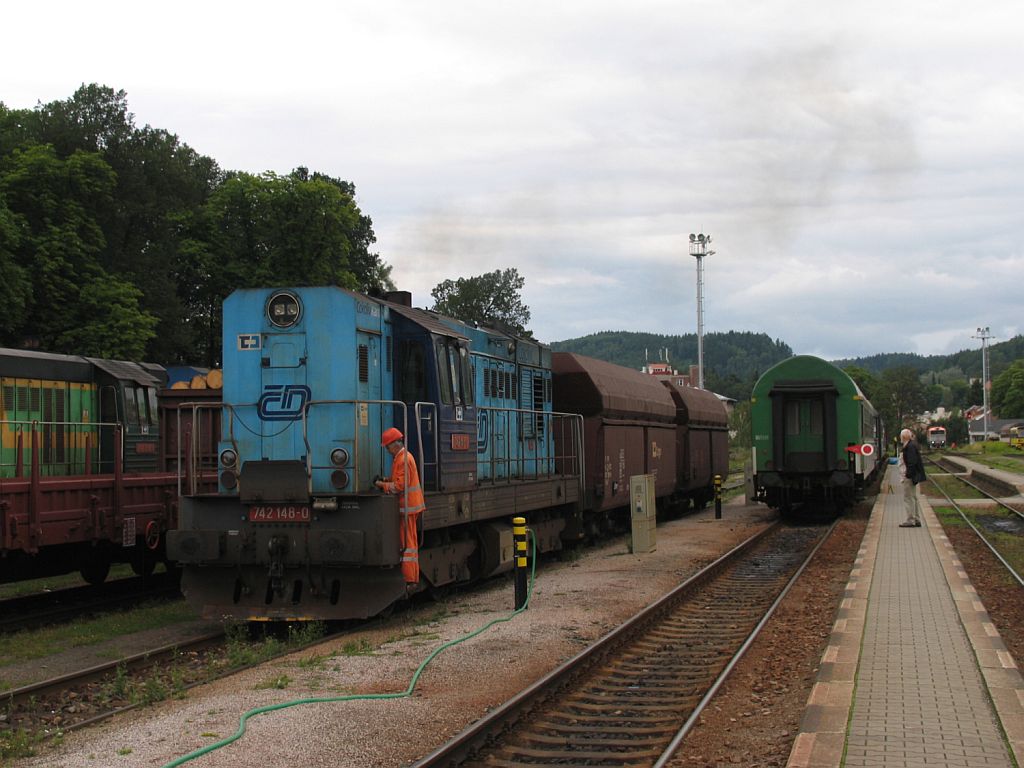 742 148-0 mit einem bergabegterzug aus die Richtung Trutnov Střed auf Bahnhof Trutnov Hlavn Ndra am 1-8-2011.