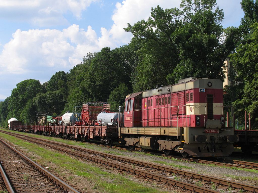 742 184-5 mit einem bergabegterzug auf Bahnhof Trutnov Střed am 3-8-2011.