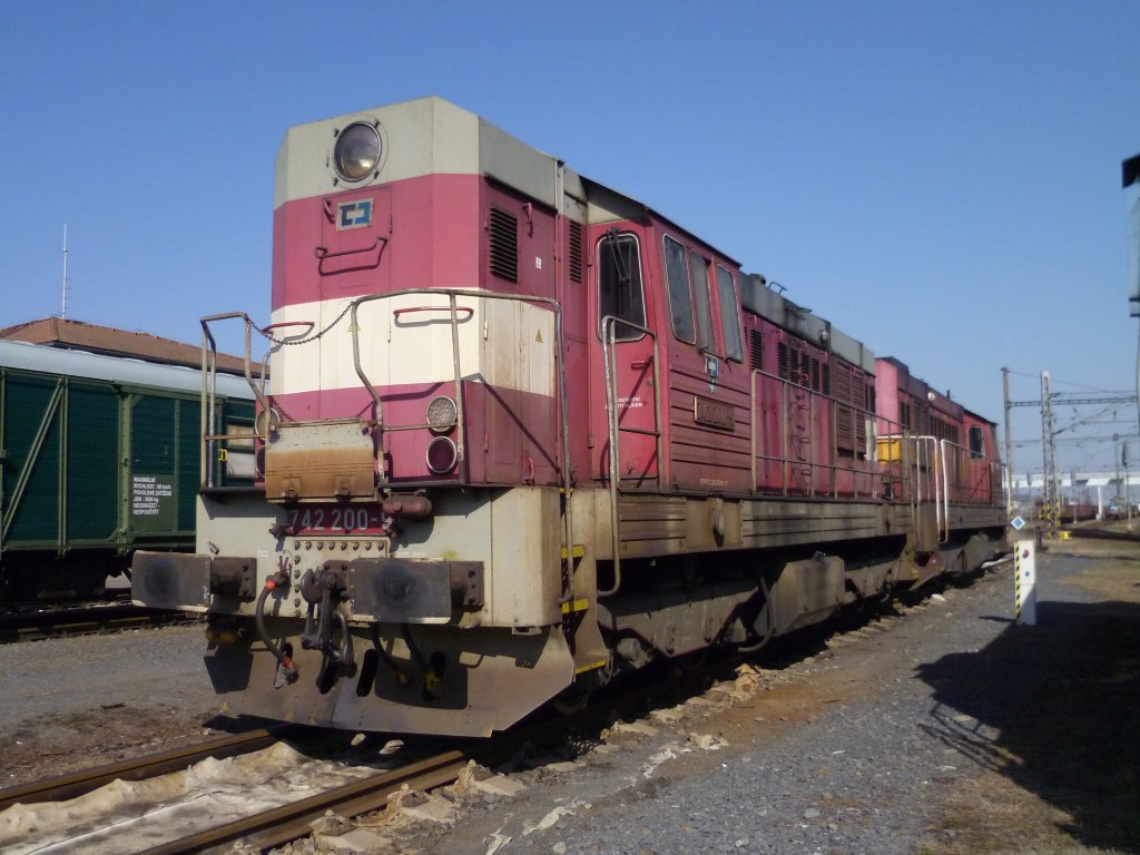 742 200-9 steht am 17.03.12 im Bahnhof Cheb.

