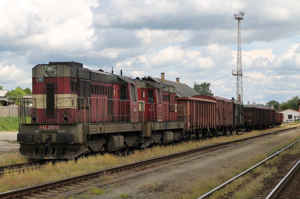 742 265-2 und 742 198-5 mit Gterzug Mn 82455 Okřky-Třebč auf Bahnhof Okřky am 21-5-2013.