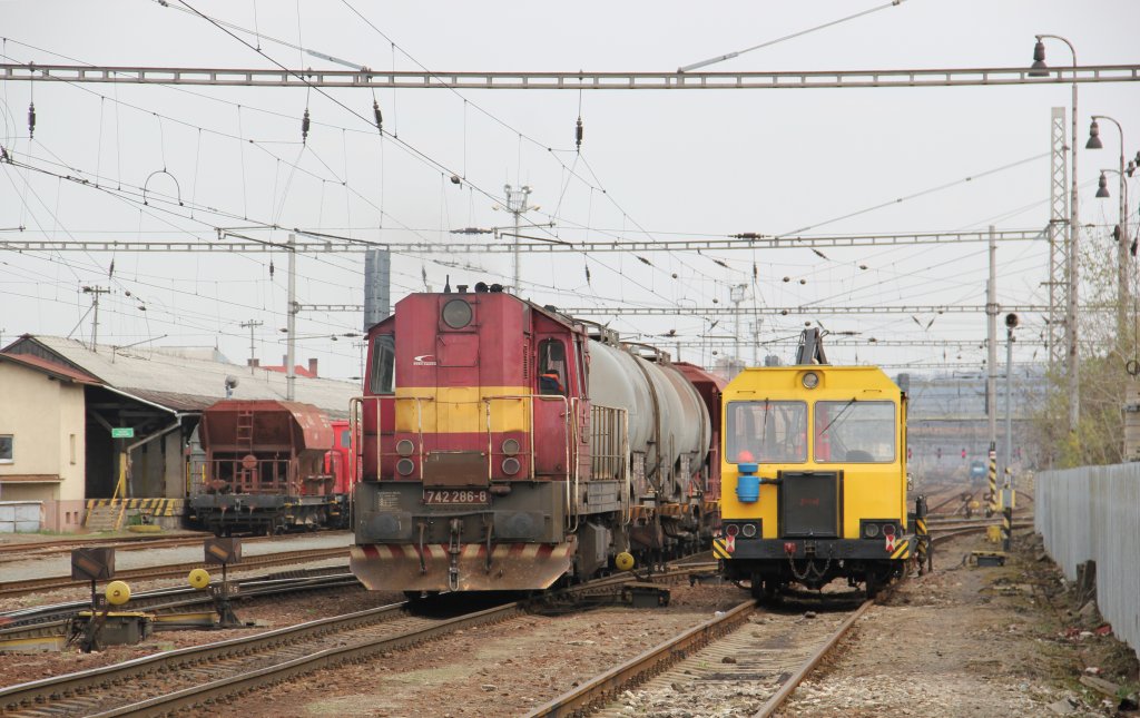 742 286-8 der ZSCS (Eisenbahngesellschaft Cargo Slovakia) mit einem kurzen Gterzug in der Westanlage des Bahnhofes Zvolen nkladn stanica/Altsohl Gbf.; 07.04.2012