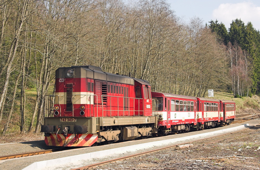 742 343 zieht einen Personenzug von Karlovy Vary (Karlsbad) in Tschechien nach Johanngeorgenstadt und hat in Potucky (Breitenbach) den letzten Aufenthalt vor dem Zielbahnhof) Aufnahmedatum: April 2011