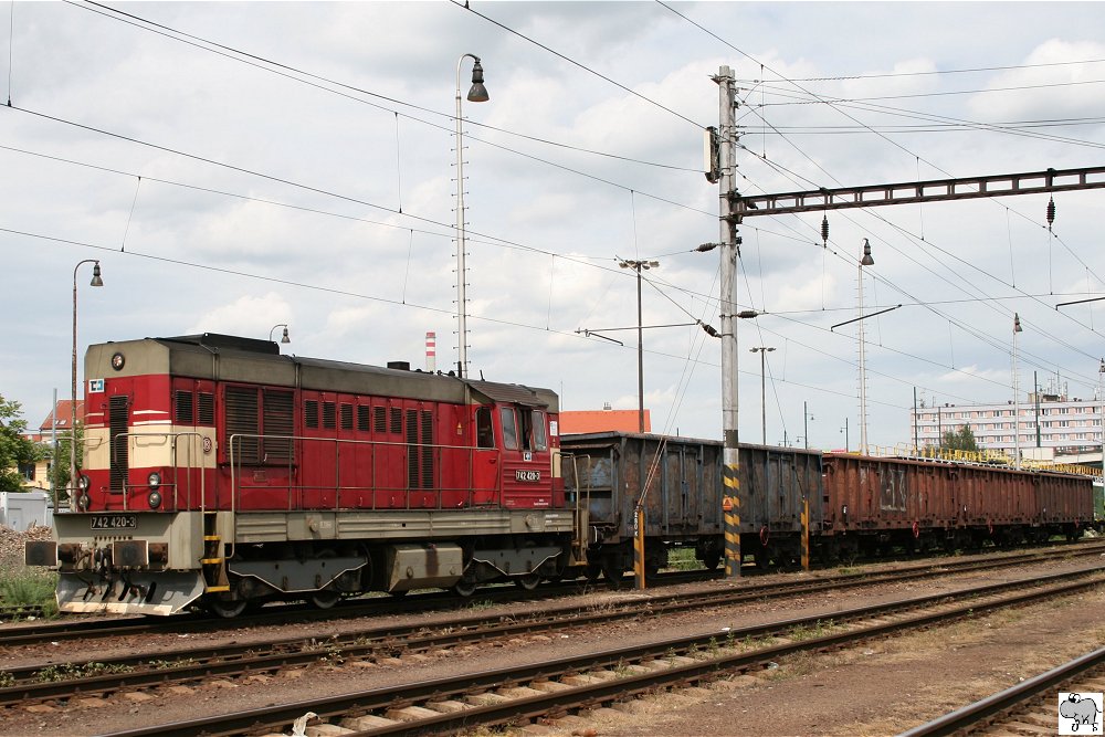 742 420-3 wartet im Bahnhof Plzeň (Pilsen) auf die Streckenfreigabe. Die Aufnahme entstand am 7. Juni 2012.